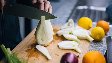 Fenchelsalate sind schnell gemacht und besonders frisch durch Orangenfilets. - Foto: agrobacter/iStock