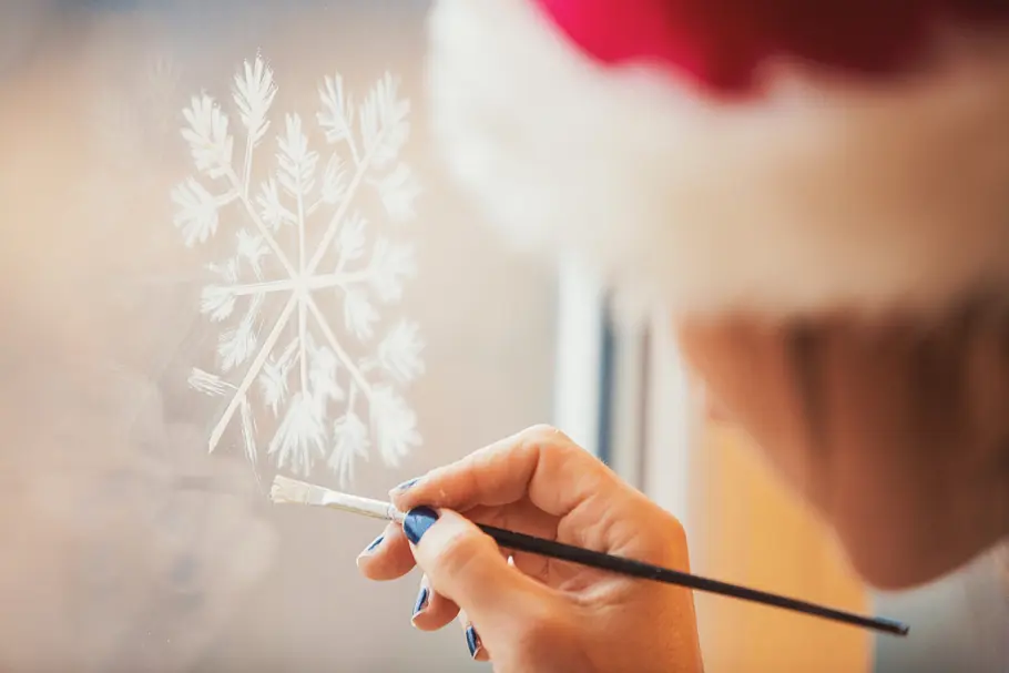 Fenster weihnachtlich dekorieren An das Fenster gemalte Schneeflocke