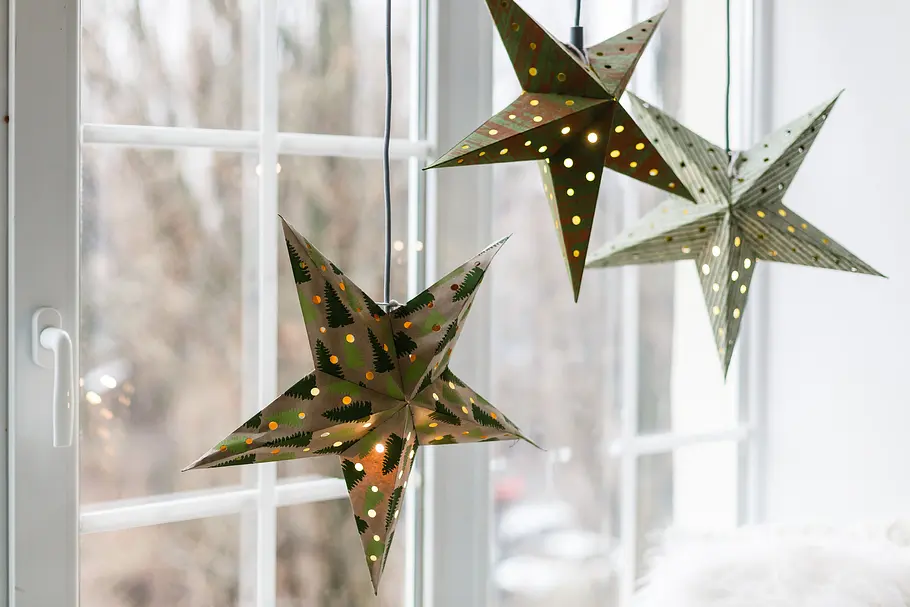 Fenster weihnachtlich dekorieren Weihnachtssterne im dekorierten Fenster
