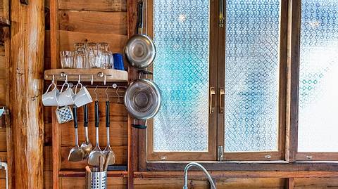Fensterfolie hinter Küchenfront aus Holz - Foto: iStock/Placebo365