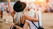 Zwei Frauen stehen mit dem Rücken zur Kamera nebeneinander und halten sich im Arm. - Foto: Astarot/iStock (Themenbild)