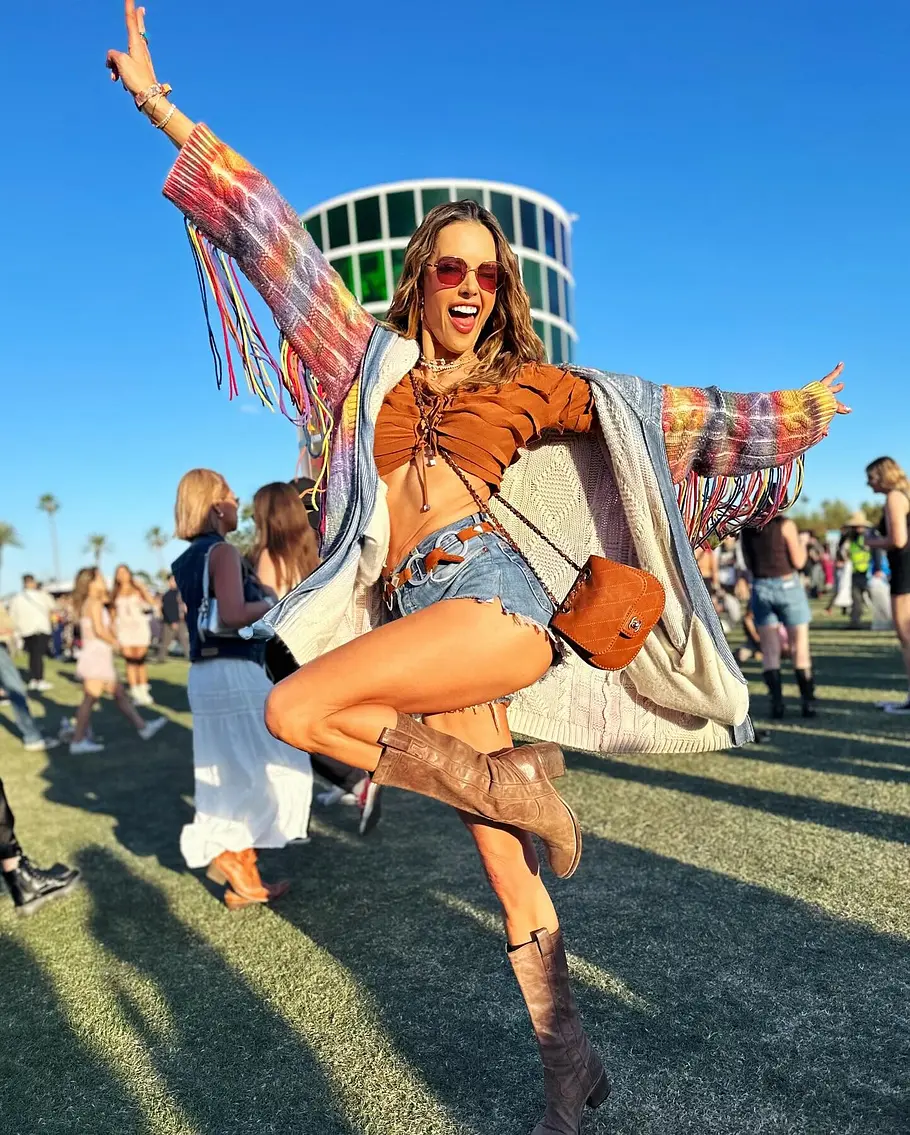 Festival-Outfit an Alessandra Ambrosio Festival-Outfit: Alessandra Ambrosio mit Jeans Shorts und Strickjacke auf dem Coachella Festival