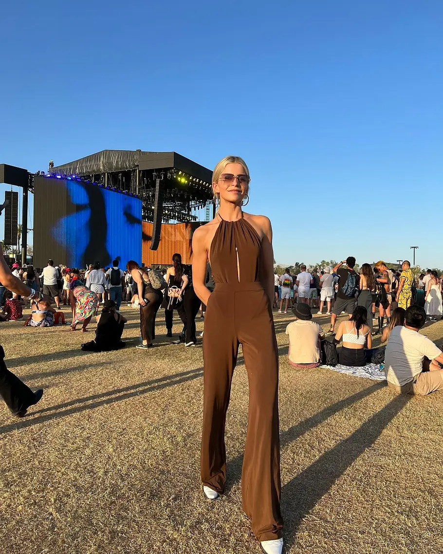 Festival-Outfit an Caro Daur Festival-Outfit: Caro Daur mit einem khakifarbenen Overall