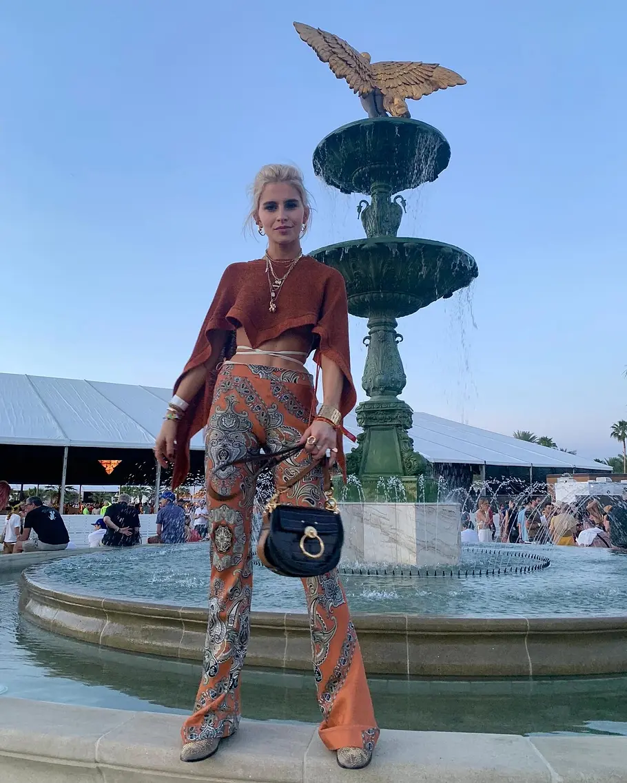 Festival-Outfit: Caro Daur Festival-Outfit: Caro Daur mit einem Crop Top und einer gemusterten Hose