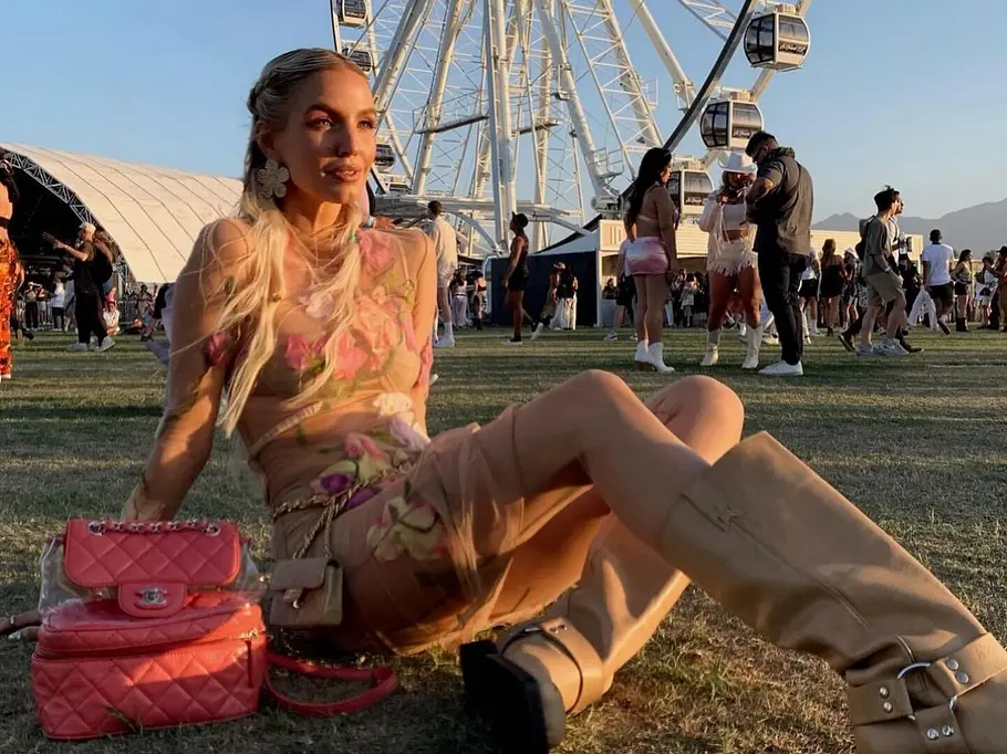 Festival-Outfit an Leonie Hanne Festival-Outfit: Influencerin Leonie Hanne in einem Blumenkleid auf dem Coachella-Festival