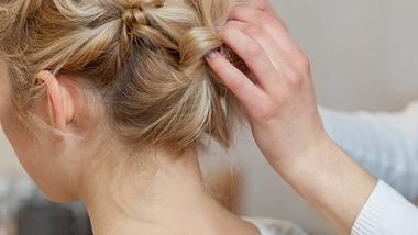 Wir zeigen dir die schönsten festlichen Hochsteckfrisuren für mittellanges Haar zum Nachstylen. - Foto: dimid_86 / iStock