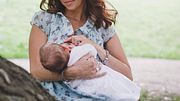 Festliches Stillkleid an einer Mutter mit Baby - Foto: iStock / ipolonina ipolonina 
