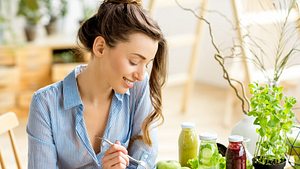 Ein Salat gehört zur Ernährung bei Symptomen einer Fettleber dazu - Foto: RossHelen/iStock