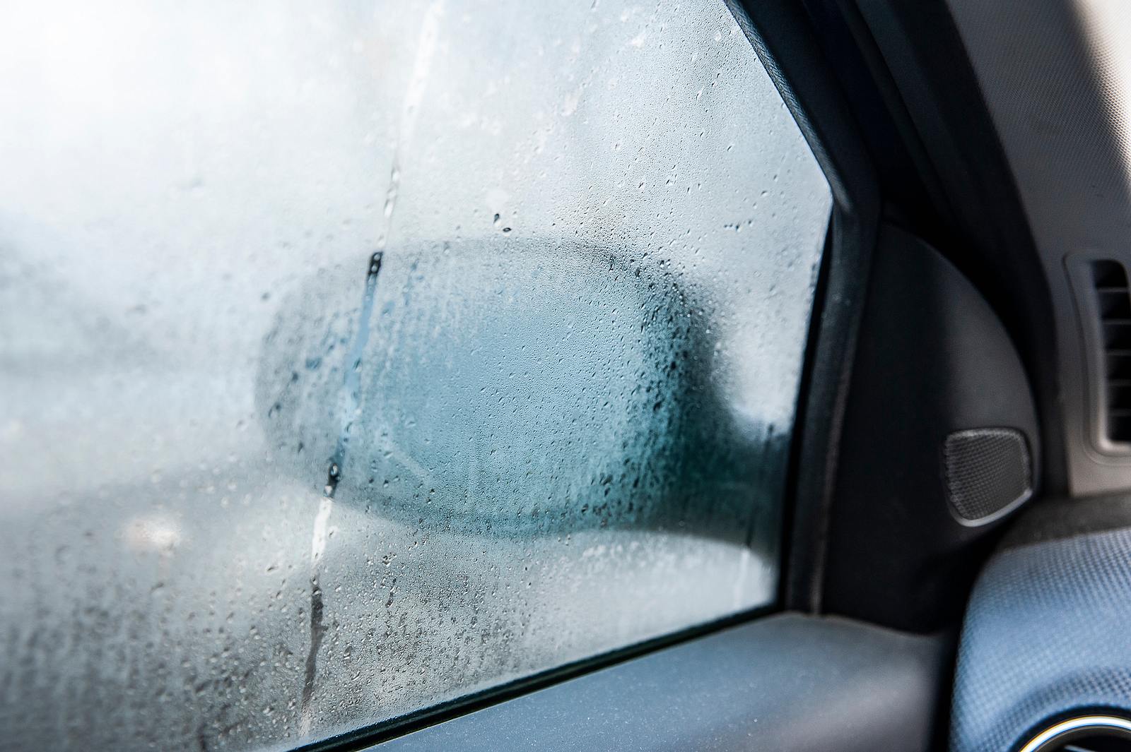 Feuchtigkeit im Auto: So entfeuchten Sie Ihr Auto