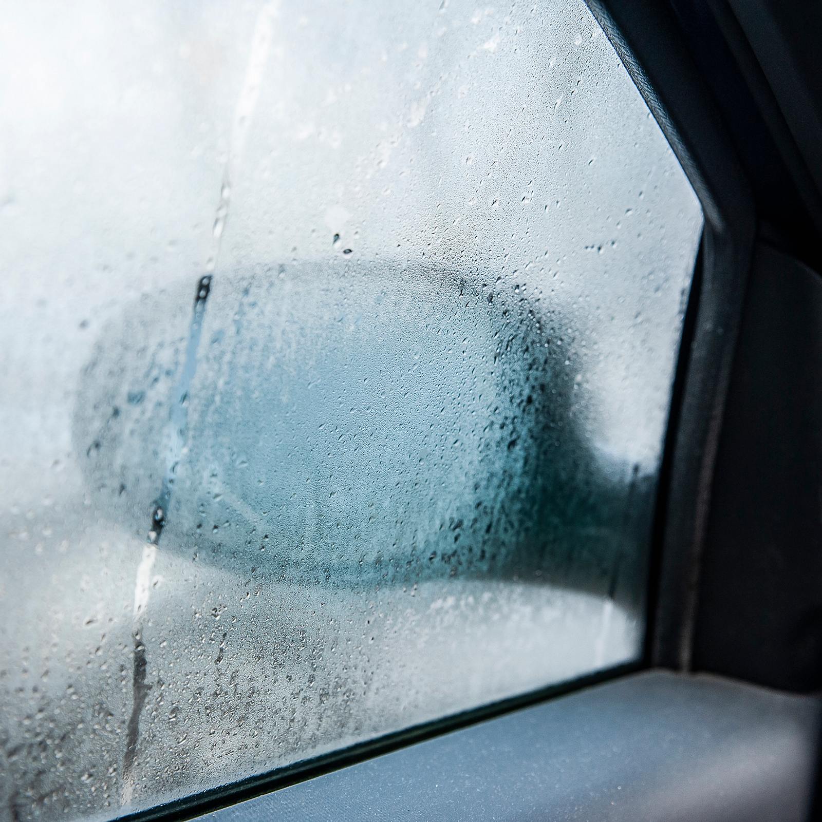 Feuchtigkeit im Auto beseitigen - so trocknen Sie den Innenraum