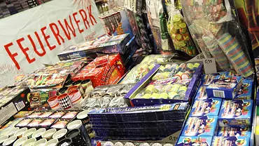 Ab Montag ist Privat-Feuerwerk wieder im Supermarkt erhältlich. - Foto: imago images / Sabine Gudath
