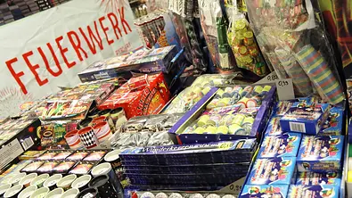 Ab Montag ist Privat-Feuerwerk wieder im Supermarkt erhältlich. - Foto: imago images / Sabine Gudath