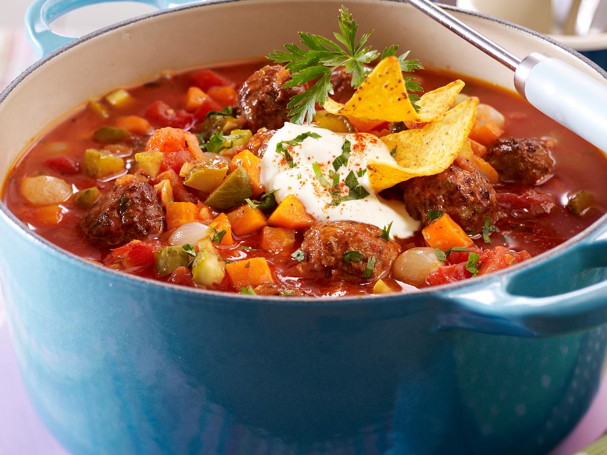 Feuriges Rezept für Kürbissuppe mit Hackfleisch und Tortilla Chips