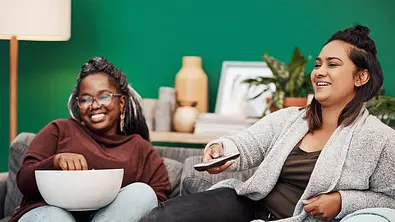 Filme für den Mädelsabend gesucht? Hier kommen unsere absoluten Favoriten! - Foto: iStock / PeopleImages