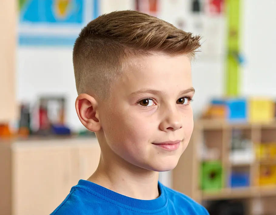 Junge mit Crew Cut: Seiten sehr kurz, Deckhaar kurz