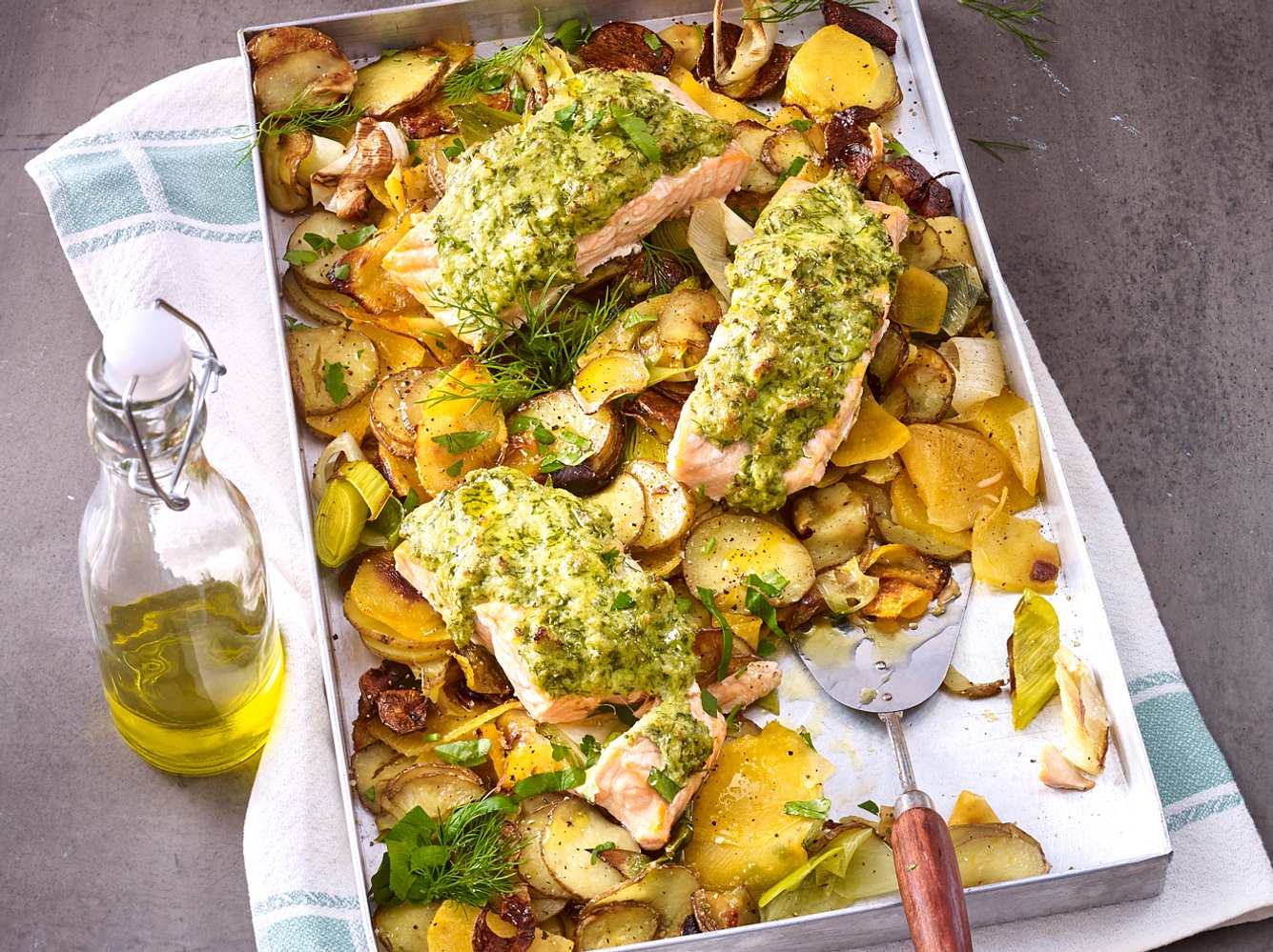 Lachs mit Kräuterkruste zum Abendessen. Lachs mit Kräuterkruste zum Abendessen.