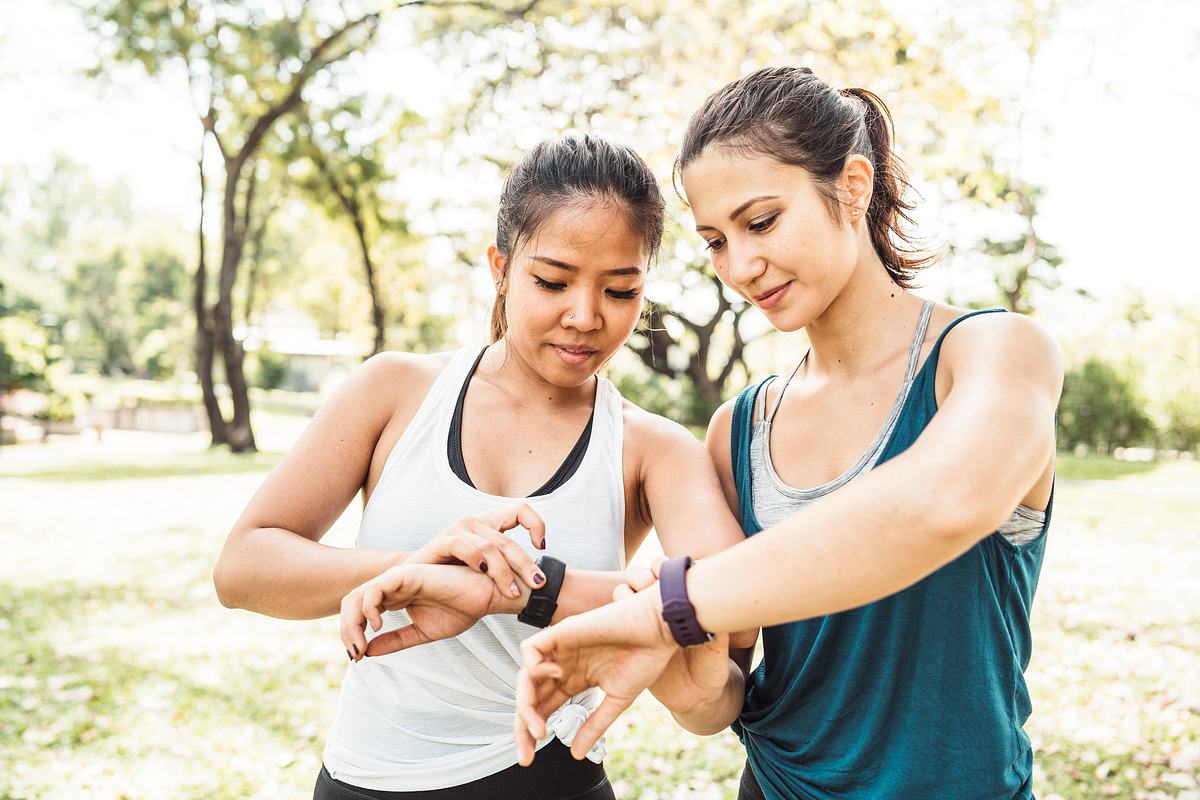 Zwei Frauen machen einen Fitness-Tracker-Test