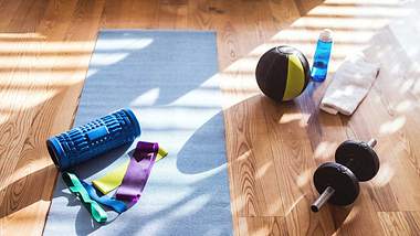 Fitnessgeräte für das Workout zuhause: Minibänder, Hantel, Matte, Faszienrolle und mehr - Foto: iStock/ GrapeImages
