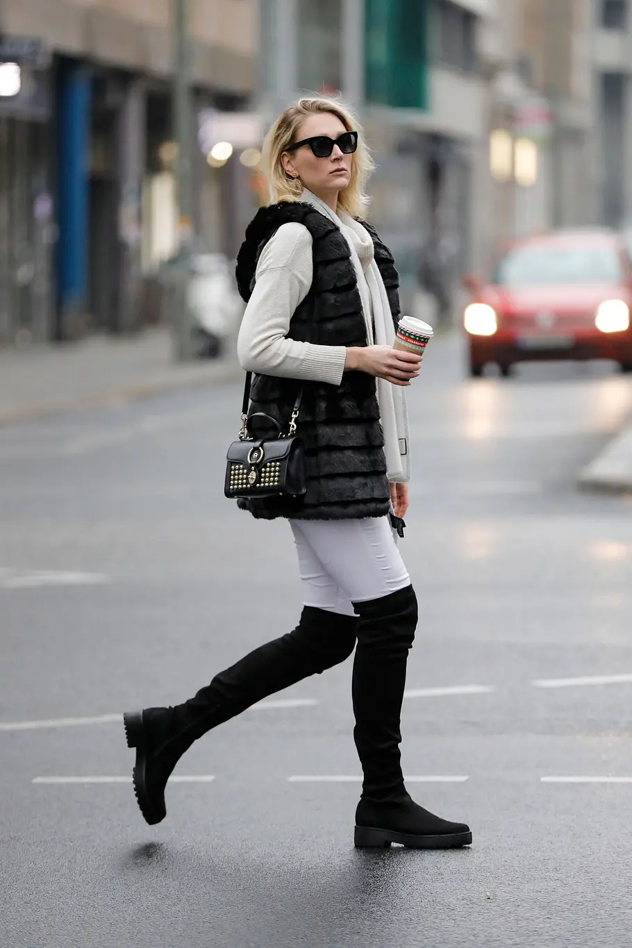 Flache Overknees stylen Overknee-Stiefel mit hohem oder flachem Absatz? Beides lässt sich zu tollen Outfits kombinieren.