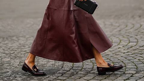 Flache Schuhe zum Kleid oder Rock: Die besten Styling-Tricks und Outfit-Inspirationen - Foto: Getty Images / Edward Berthelot