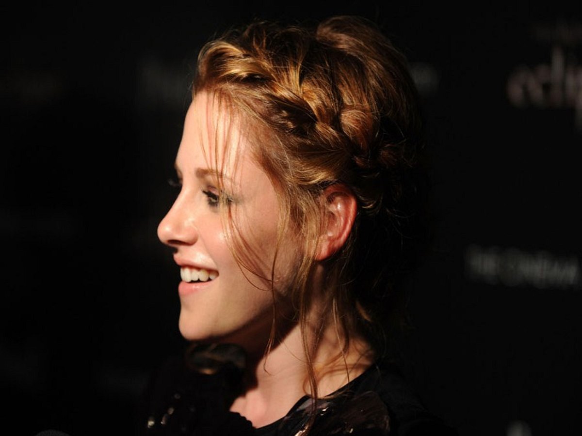 Flechtfrisuren: Kristen Stewarts seitlicher Zopf flechtfrisuren kristen stewarts seitlicher zopf