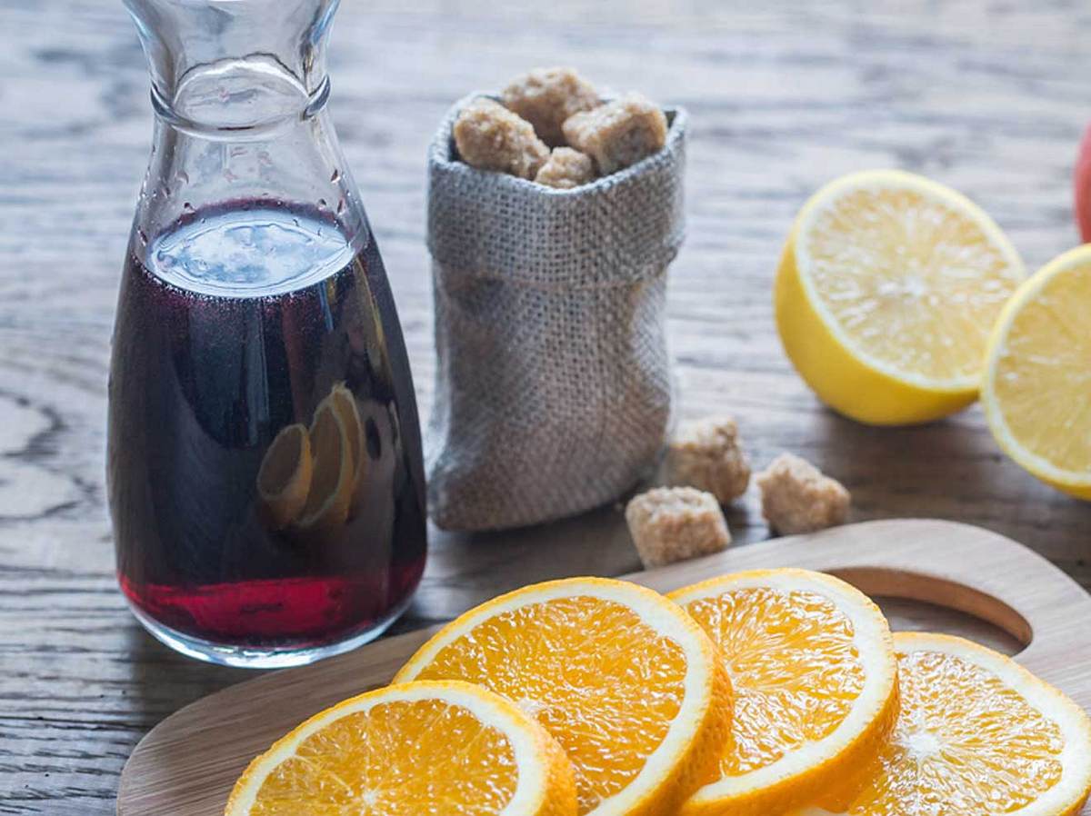 Fliederbeersaft ist die Basis des Gesund-Bleib-Drinks - mit lauter Hausmitteln gegen Erkältung verfeinert.