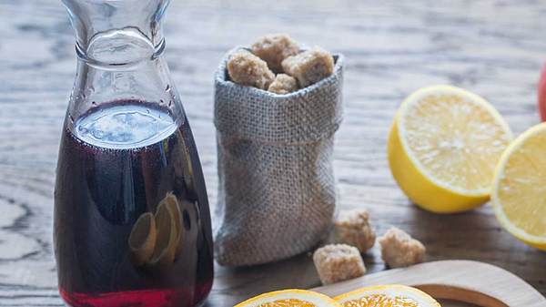 Fliederbeersaft ist die Basis des Gesund-Bleib-Drinks - mit lauter Hausmitteln gegen Erkältung verfeinert. - Foto: iStock