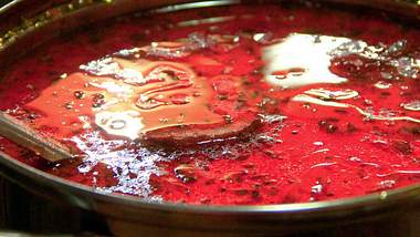 Fliederbeersuppe kann süß und herzhaft zubereitet werden - wir zeigen dir die süße Variante! - Foto: iStock