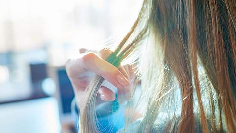 Fliegende Haare: Was tun gegen elektrische Haare? - Foto: iStock
