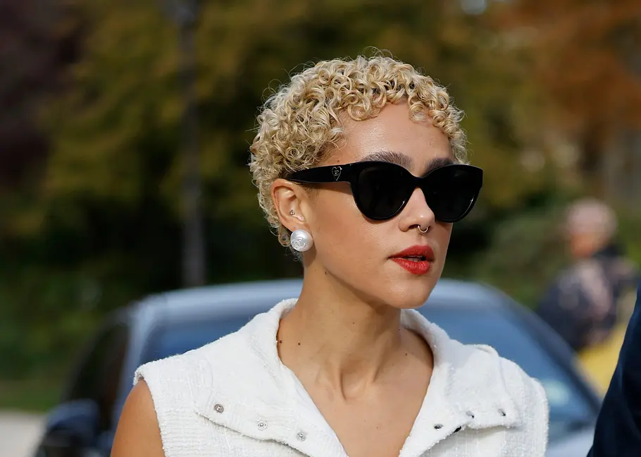 Flippige Kurzhaarfrisur mit Locken: Curly Short Pixie Der Short Pixie Cut mit gelocktem Haar wirkt besonders ausgefallen.