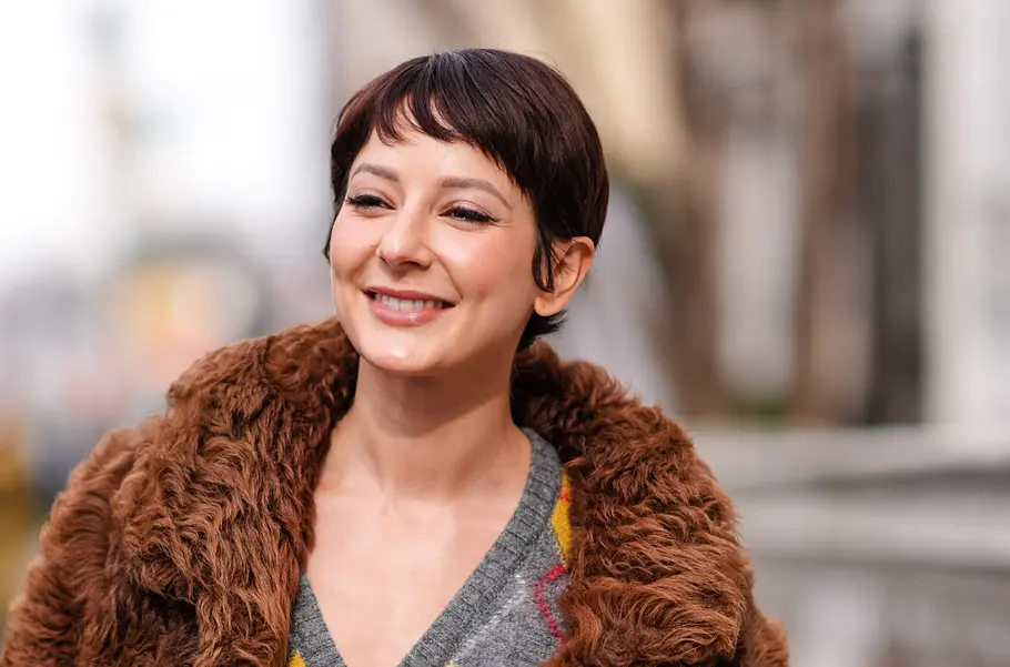 Flippige Kurzhaarfrisur: Pixie Cut mit Pony Frech und süß: Der Pixie Cut mit Baby Bangs.
