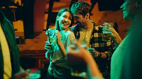 Flirten trotz Beziehung: Ist es normal, in einer Beziehung mit anderen zu flirten? - Foto: Drazen Zigic/iStock Flirten trotz Beziehung: Ist es normal, in einer Beziehung mit anderen zu flirten? - Foto: Drazen Zigic/iStock