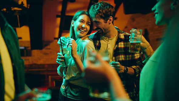Flirten trotz Beziehung: Ist es normal, in einer Beziehung mit anderen zu flirten? - Foto: Drazen Zigic/iStock