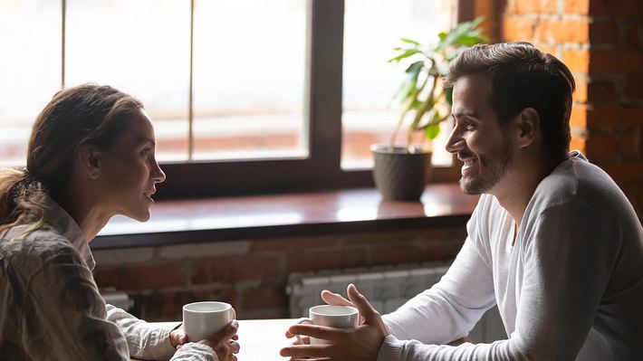 Flirtsignale vom Mann: An diesen Anzeichen erkennst du, ob er mit dir flirtet! - Foto: fizkes/iStock