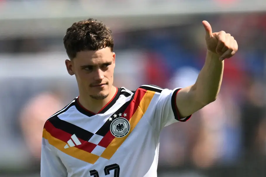 Florian Wirtz: Freundin, Gehalt, Geschwister - Alle wichtigen Infos zum WM-Star-2026 Florian Wirtz zeigt nach einem Freundschaftsspiel zwischen den Vereinigten Staaten und Deutschland am 6. Juni 2026 im Soldier Field in Chicago den Daumen nach oben.