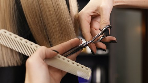 Flotte Frisuren für Frauen ab 50: Die angesagtesten Schnitte und Stylings - Foto: iStock/Liudmila Chernetska 