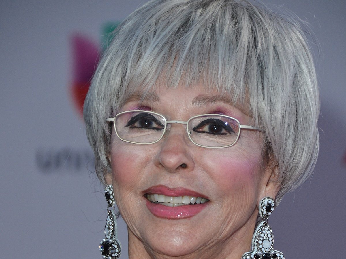 Rita Moreno trägt passend zu ihrer Brille einen frechen Pilzkopf.