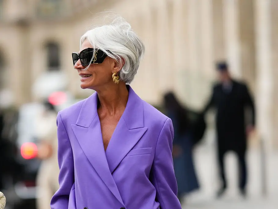 Bixie Cut lässt Frauen ab 60 mit Brille jünger aussehen