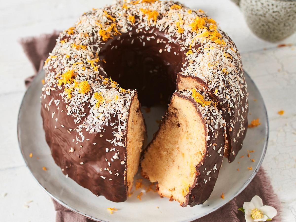 Fluffiger Orangen-Napfkuchen mit Kokosschokoriegel-Glasur