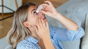 Flüssige Medikamente: Was du bei Dosierung und Lagerung von Tropfen beachten solltest! - Foto: stefanamer/iStock