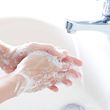 Frau wäscht sich Hände mit Seife. - Foto: bee32/iStock