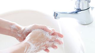 Frau wäscht sich Hände mit Seife. - Foto: bee32/iStock
