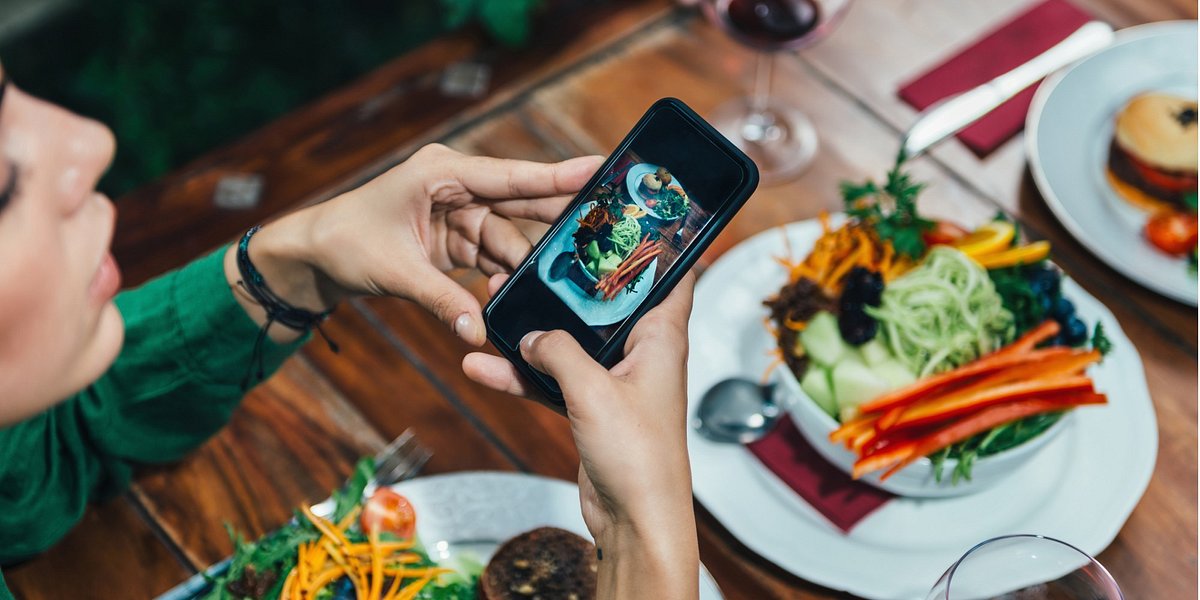 Mädchen fotografieren Essen In einem Restaurant 