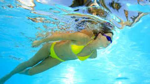 fotolia5610 frau schwimmen tauchen schwimmbad - Foto: Christian Wheatley, fotolia