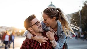 Es gibt Fragen im Leben, die muss man seinem Partner nicht stellen, aber man kann, denn sie machen richtig Spaß. - Foto: iStock / mihailomilovanovic