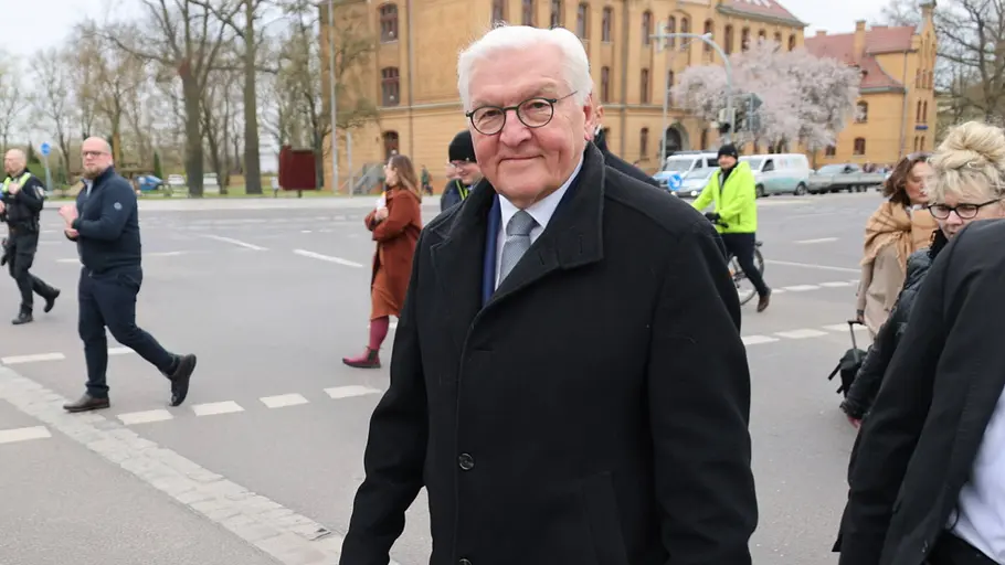 Frank-Walter Steinmeier spricht an der Ostsee mit Anwohnern und Experten. Frank-Walter Steinmeier in Stralsund.