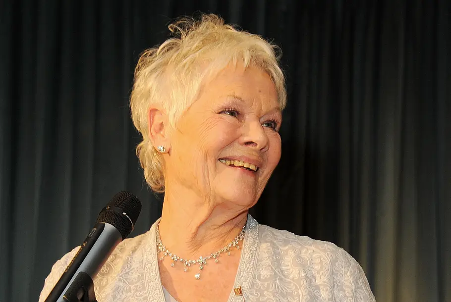 Lässig für jedes Alter: Judi Dench trägt den fransigen Pixie Cut.