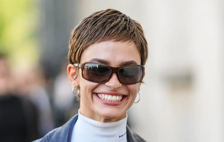 Fransiger Short Pixie Cut mit braunem Haar Lässig wirkt der fransige Pixie mit braunem Haar.