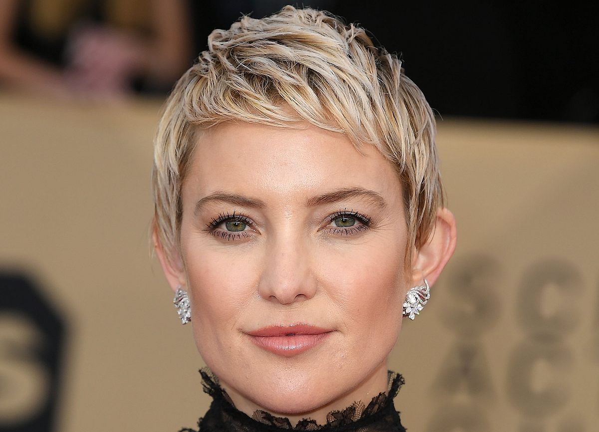 Kate Hudson 2018 mit fransigem Pixie Cut und blonden Strähnchen.