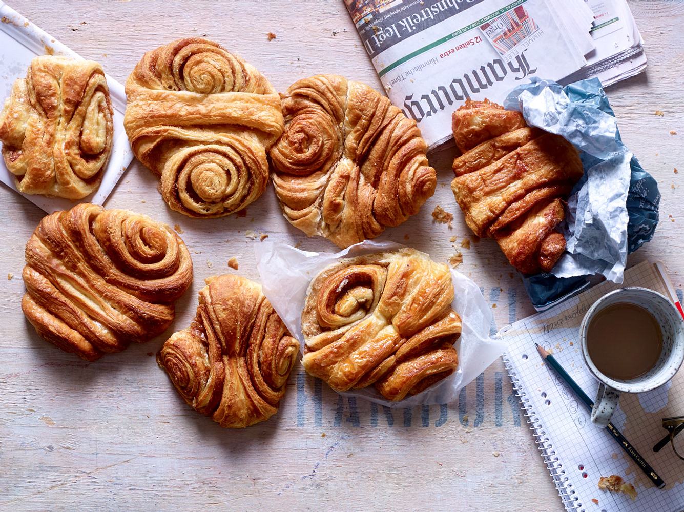 Der Klassiker unter den Franzbrötchen sind die, mit Zimt-Zucker-Füllung. Der Klassiker unter den Franzbrötchen sind die, mit Zimt-Zucker-Füllung.
